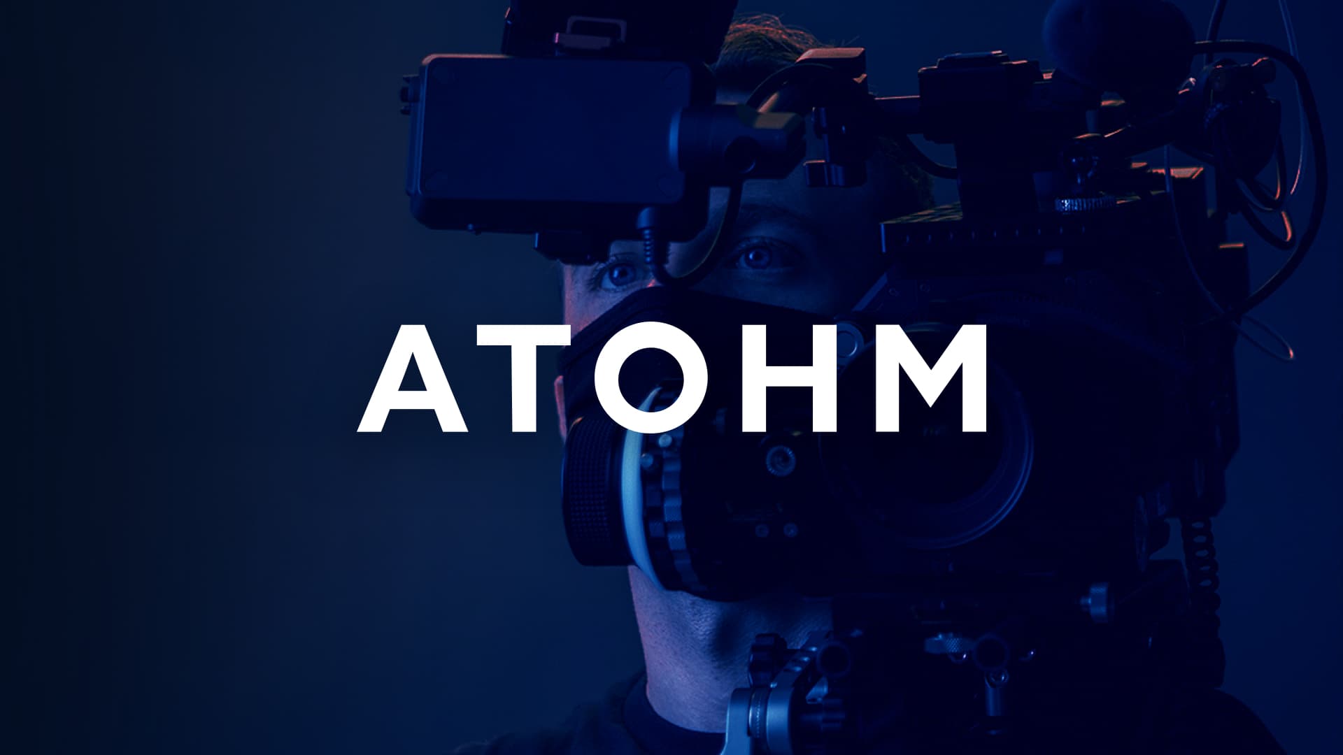 Homme tenant une caméra Atohm